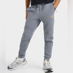 Nike Tech kids jogger size Large